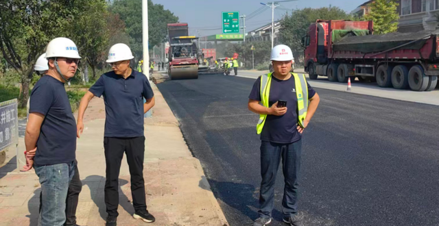 严把质量关——S224线路面沥青铺设现场 督导整改